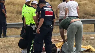 Sivas'ta Gurbetçi Ailenin İçinde Olduğu Araç Devrildi! 1'i Ağır 8...