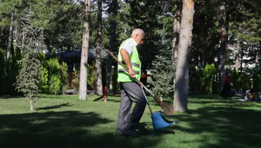 Sivas’ta Temizlik Görevlisinden Türkü Sürprizi: 67 Yaşında Dinleyenleri Mest Etti