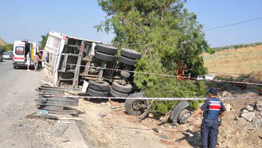 Salihli’de Feci Otobüs Kazası: Kamyona Arkadan Çarptı, 1 Ölü, 7 Yaralı!