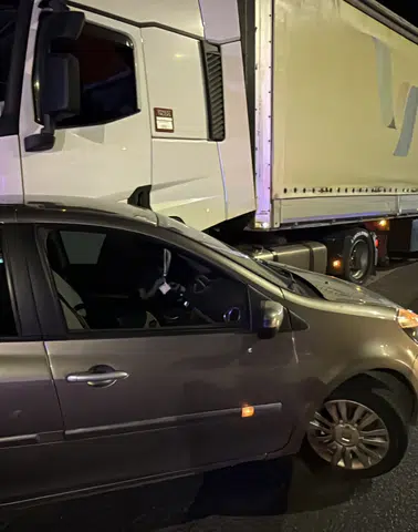 Gece Saatlerinde Kaza Ulaşımı Aksattı: Tır ve Otomobil Çarpıştı