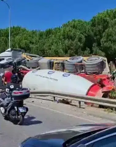 Eski Ankara Caddesi Kavşağı'nda Kaza: Beton Mikseri Şarampole Yuvarlandı