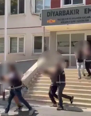 Sur'da 2 El Bombası Ele Geçirildi: Şüpheliler Parmaklıklar Ardında