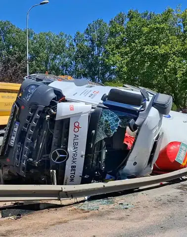 Çekmeköy’de Beton Mikseri Devrildi: Sürücü Yaralandı
