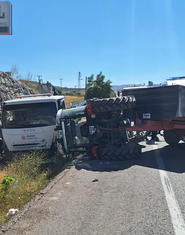 Nevşehir'de Vinç İle Traktör Çarpıştı: 4'ü Çocuk 6 Kişi Hastaneye Kaldırıldı