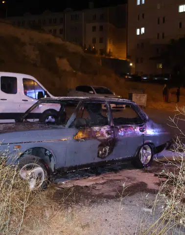 Nevşehir'de Park Halindeki Otomobil Alev Alev Yandı! Araç Hurdaya Döndü