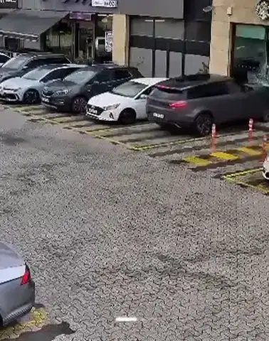 Çekmeköy’de Cip Önce Otomobile Çarptı Sonra Kafeye Girdi