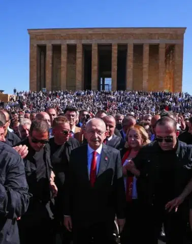 CHP'nin 103. kuruluş yıl dönümünde Kılıçdaroğlu Anıtkabir'i ziyaret etti