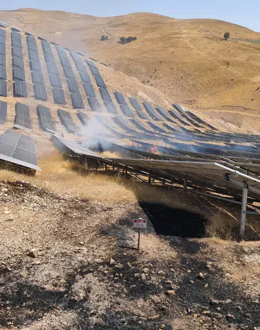 Siirt Kurtalan'da Güneş Enerjisi Tarlasında Yangın! Ekipler Alevlere Müdahale Etti