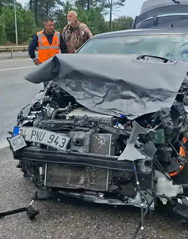 Şile Yolu’nda Otomobil Bariyerlere Çarptı: Araç Hurdaya Döndü