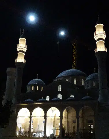 Depremde Yıkılmıştı: Tarihi Yeni Cami Yeniden Yükseliyor
