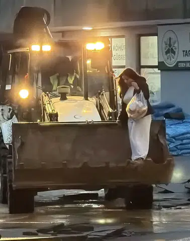 Sakarya Karasu'da Şiddetli Sel: Ulaşım Kepçelerle Sağlanıyor