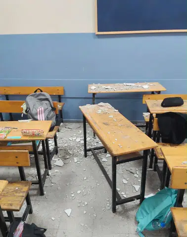 Ders Sırasında Tavan Sıvaları Düştü: 3 Öğrenci Yaralandı
