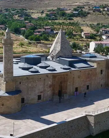Ahlat Taş İşçiliği Sivas Divriği Eserlerinde Yaşıyor