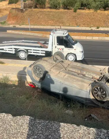 Gaziantep’te feci kaza: Otomobil ters dönerek kaldırıma çıktı