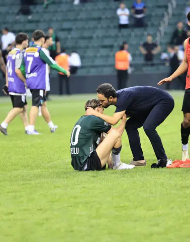 Selçuk İnan'dan Duygusal Kutlama: Maç Sonu Alnından Öptü