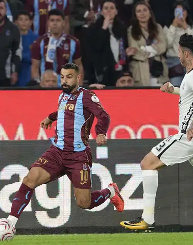 Trabzonspor Beşiktaş Karşısında İlk Yarıyı Önde Kapattı