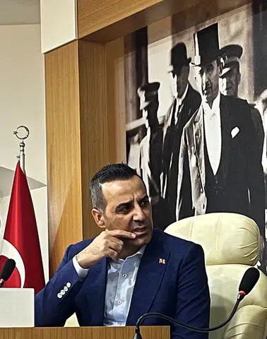 Çiğli Meclisinde Olaylı Oturum: Başkan Yıldız'a Şişeli Saldırı