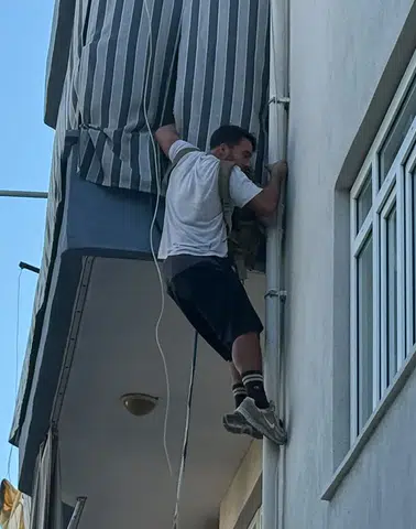 Cinnet Getiren Ev Sahibi Daireyi Yaktı: Kedileri Komşusu Kurtardı
