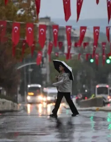 Ülke genelinde sağanak yağışlı hava etkili olacak: Sıcaklıklar mevsim normallerinde