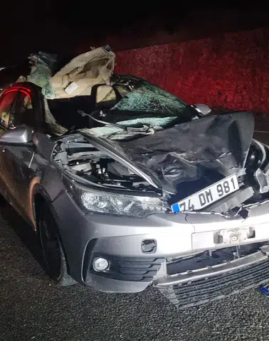 Otomobil Büyükbaş Hayvana Çarptı: Araç Pert, Sürücü Yaralı