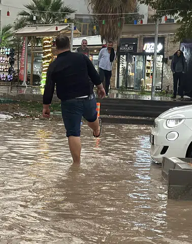 Adıyaman'da Sağanak Felaketi: Yollar Göle Döndü, Araçlar Çöktü
