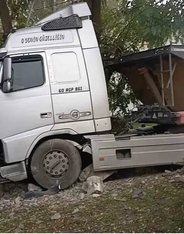 Tokat Sulusaray'da Tır Kazası: Bahçe Duvarında Hasar Oluştu