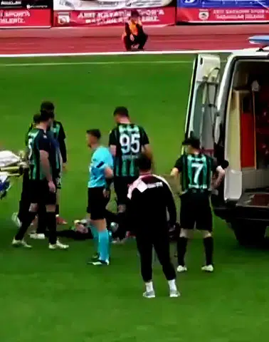 Maç Sırasında Kalp Krizi Geçiren Futbolcu Yoğun Bakıma Alındı