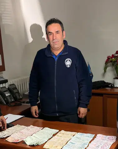 Tramvayda Duygu Sömürüsüne Zabıta Engeli: Üzerinden Servet Çıktı