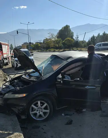 Van'da Korkutan Kaza! İki Araç Çarpıştı, 5 Kişi Hastanelik Oldu