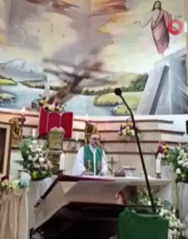 Canlı Yayında Feci Son: Başına Haç Düşen Rahip Yaşamını Yitirdi