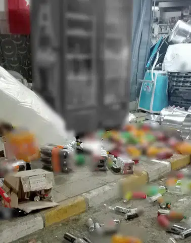 Sivas'ta Kontrolden Çıkan Kamyonet Markete Girdi: 2 Kişi Yaralandı