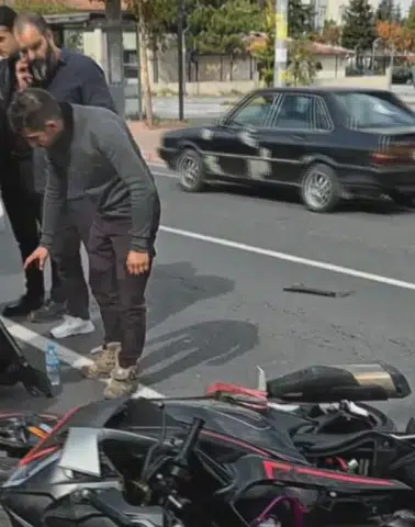 Otomobille çarpışan motosiklet sürücüsü havaya savruldu