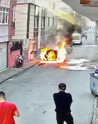 Samsun'da Elektrikli Otomobil Alev Alev Yandı: Battaniyeli Müdahale