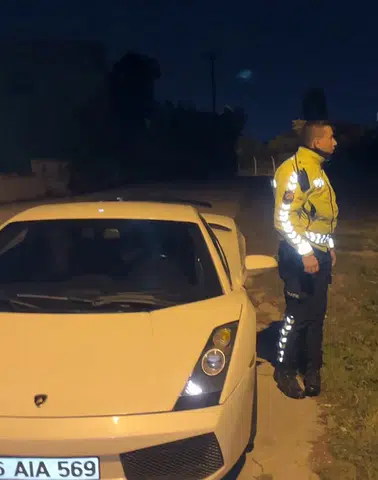 Lüks Araçla Polisten Kaçtı Çalılıkta Uyurken Yakalandı