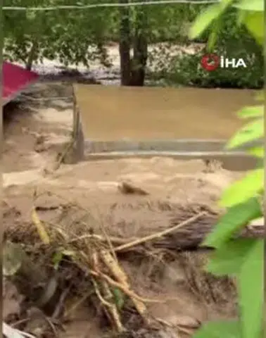 Hatay Dörtyol'da Aşırı Yağış Sel Getirdi: Evleri Su Altında Bıraktı