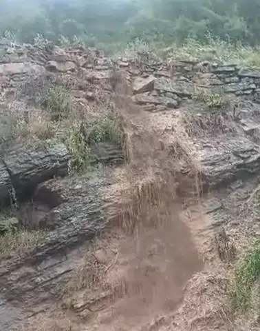 Tır Dorsesi Toprak Kaymasında Zarar Gördü
