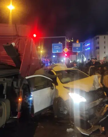 Tır iki otomobile çarptı: 5 ölü, 6 yaralı