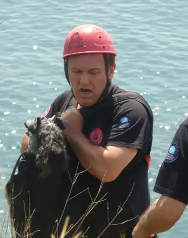Antalya’da Köpek İçin Film Gibi Kurtarma Operasyonu