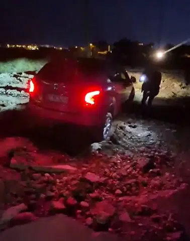 Antalya’da navigasyon faciaya götürdü! Araçlar çukura saplandı