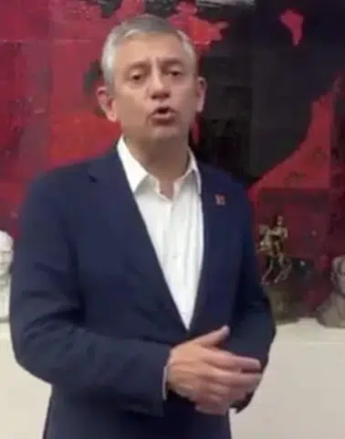 Polis CHP Genel Merkez'e girdi, Özel açıklama yaptı: Buradan çıkmayacağız