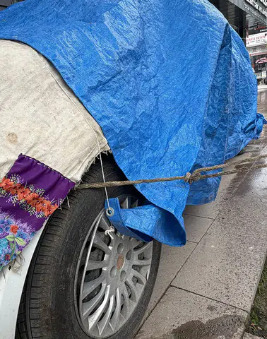 Sel Riski Vatandaşı Mucit Yaptı: Arabayı Ağaca Bağladı