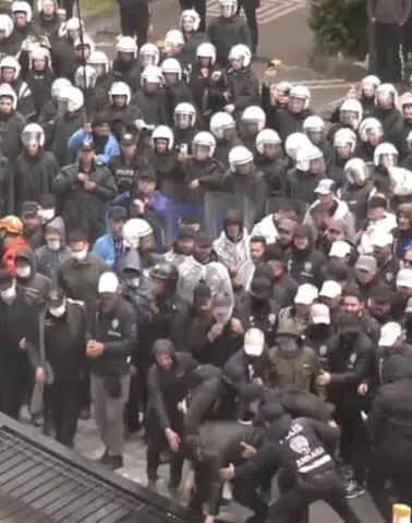 CHP Genel Merkezi'nde tansiyon yükseldi: Polis müdahale ediyor