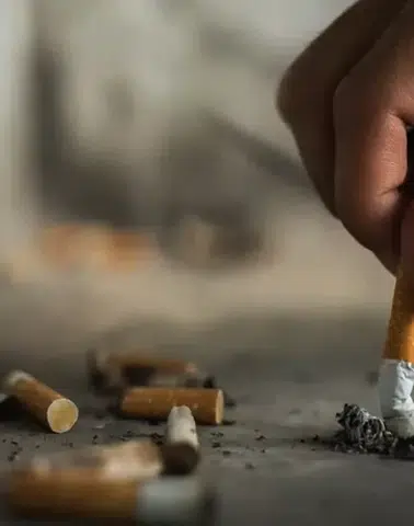 Sigara tiryakilerine kötü haber: Cezalar 100 katına çıkıyor, o tarihten itibaren satış yok