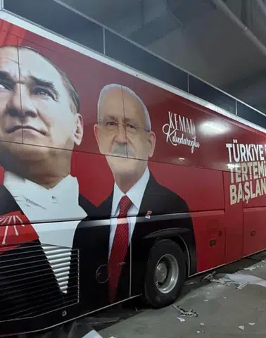 CHP'nin otobüslerine Kılıçdaroğlu resimleri giydirildi