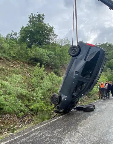 Erzincan’da sağanak faciası! Araç takla atıp ters döndü