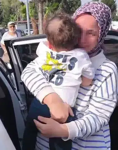 Kilitli Araçta Mahsur Kalan 1,5 Yaşındaki Çocuk Kurtarıldı