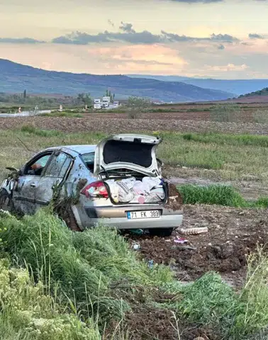 Kaygan yolda kontrolden çıkan otomobil takla attı
