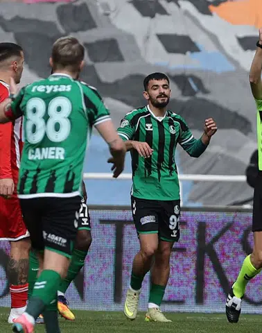 O Kırmızı Kart Son Nokta Oldu! 37 Yaşındaki Yıldız İsim Her Şeyi Bitirdi!