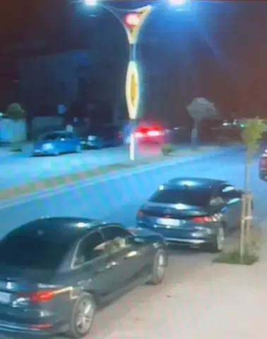 Karasu Sahil Yolunda Dehşet Anları: Araçta Sıkışan 2 Kişi Kurtarıldı!