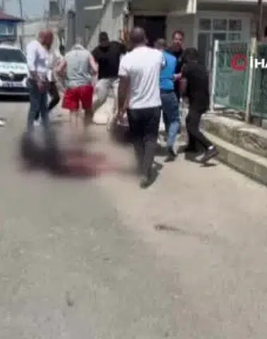 Kocaeli’de Dehşet: Eşini Sokak Ortasında Bıçakladı